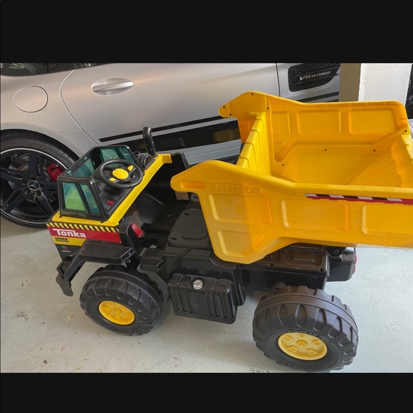 Tonka Mighty Dump Truck Ride-on/ 12V - Picture 2 of 6